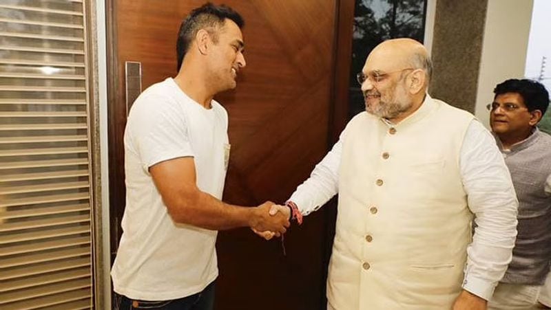 अगस्त, 2020 में महेंद्र सिंह धोनी को भाजपा में आने का न्यौता दिया गया था। उनसे 2024 में होने वाले लोकसभा चुनाव में खड़े होने को कहा गया था। हालांकि अभी धोनी ने कोई निर्णय नहीं लिया है, लेकिन माना जाता है कि उनक झुकाव भाजपा की तरफ है।
(file photo: अमित शाह के साथ धोनी)