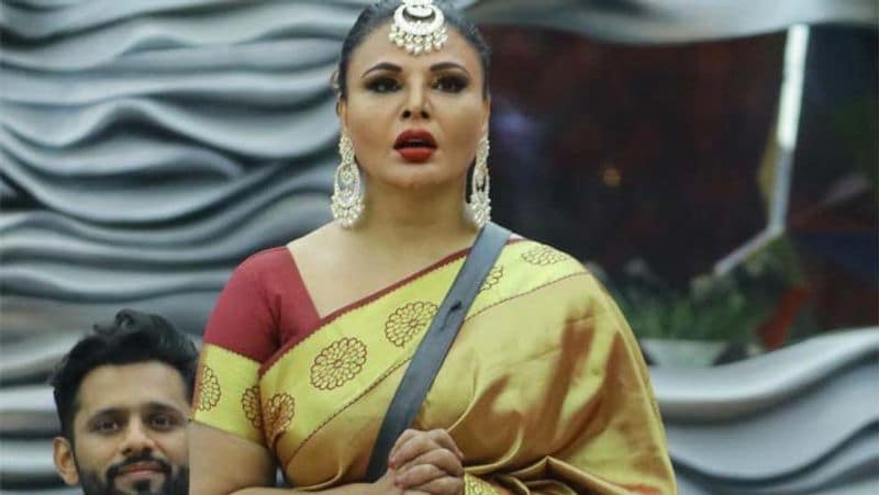 लेकिन, जब राखा सावंत ने 14 लाख का बैग लेकर बिग बॉस को छोड़ दिया था तो उनका कहना था कि उनके पास मां के इलाज के लिए एक भी रुपए नहीं थे, उनका अकाउंट जीरो था और तीन में से कोई एक ही विजेता बन बन पाता। 