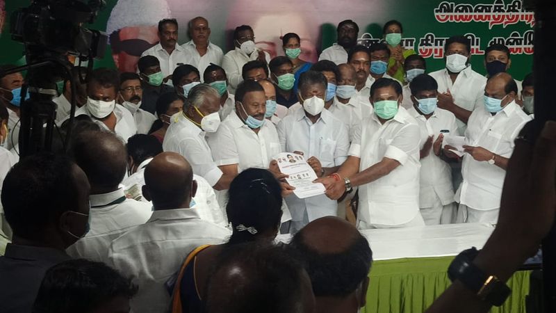 இதனையடுத்து, சட்டமன்ற தேர்தலில் போட்டியிட விரும்புவோருக்கான விருப்பமனு விநியோகம் அதிமுக தலைமை அலுவலகத்தில் ஒருங்கிணைப்பாளரும், துணை முதல்வருமான ஓ.பன்னீர்செல்வம், இணை ஒருங்கிணைப்பாளரும், முதல்வருமான எடப்பாடி பழனிசாமி ஆகியோர் தொடங்கி வைத்தனர். 