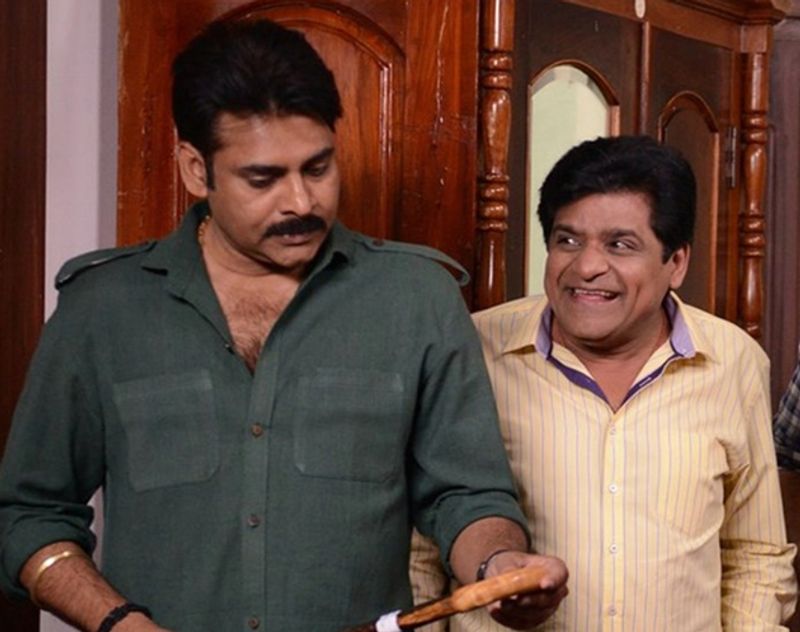 పవన్ తనను బాగా పలకరించారు అన్నారు. ఆ మధ్య పెళ్లి వేడుకలో కూడా కలుసుకున్నాం అన్నారు ఆలీ. అలాగే ఒకేసారి ఆయన్ని కలుద్దామని అనుకుంటే.. పుణేలో ఉన్నారని తెలుసుకొని ఆగిపోయాను అన్నారు.