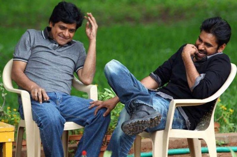 ఇక భవిష్యత్ లో పవన్ తో సినిమా చేయడం ఖాయమని ఆలీ తెలియజేశారు. ఆలీ హీరోగా లాయర్ విశ్వనాథం, అందరూ బాగుండాలి అందులో నేనుండాలి, అనే చిత్రాలు తెరకెక్కుతున్నాయి.