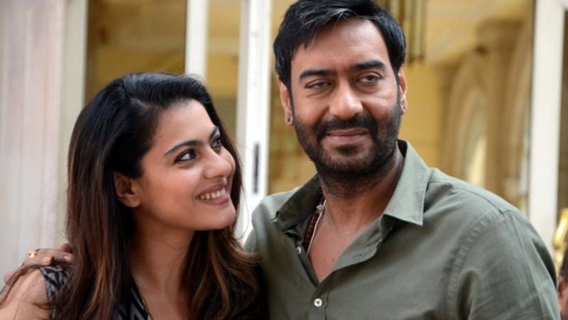 <p>নিজেদের পুরোনো একটি ছবি শেয়ার করেছেন কাজল, যেখানে অজয় দেবগণ দাঁড়িয়ে আছে এবং কাজল মাটিতে বসে একদৃষ্টিতে তাকিয়ে রয়েছে অজয়ের দিকে।</p>