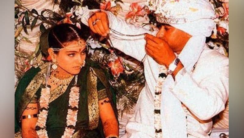 <p>অজয় দেবগণকে বিয়ে করে দীর্ঘ ২২ বছর ধরে চুটিয়ে সংসারও করছেন বলিউড ডিভা কাজল। ১৯৯৯ সালে বাড়ির মত না থাকা সত্ত্বেও ২৪ বছর বয়সে গাটছড়া বাঁধেন বলিউডের এই জুটি। </p>