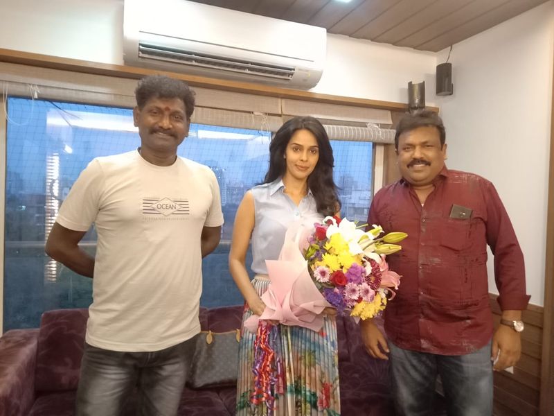 <p>இந்த படத்தில் மல்லிகா ஷெராவத் இணைந்து உள்ளதாகவும் அடுத்தகட்ட படப்பிடிப்பில் அவர் கலந்து கொள்வார் என்றும் இயக்குனர் வடிவுடையான் தனது சமூக வலைத்தளத்தில் மல்லிகா ஷெராவத் உடன் எடுத்துக் கொண்ட புகைப்படத்தை வெளியிட்டு உறுதிசெய்துள்ளார்.</p>