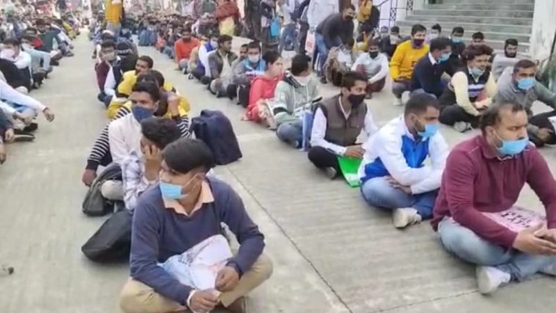 मीडिया रिपोर्ट्स के मुताबिक आवेदन करने वालों में अधिकांश बीए, एमए, बीटेक, एमटेक डिग्री धारक थे, जो घंटों इंटरव्यू के लिए अपनी बारी का इंतजार करते नजर आए।
