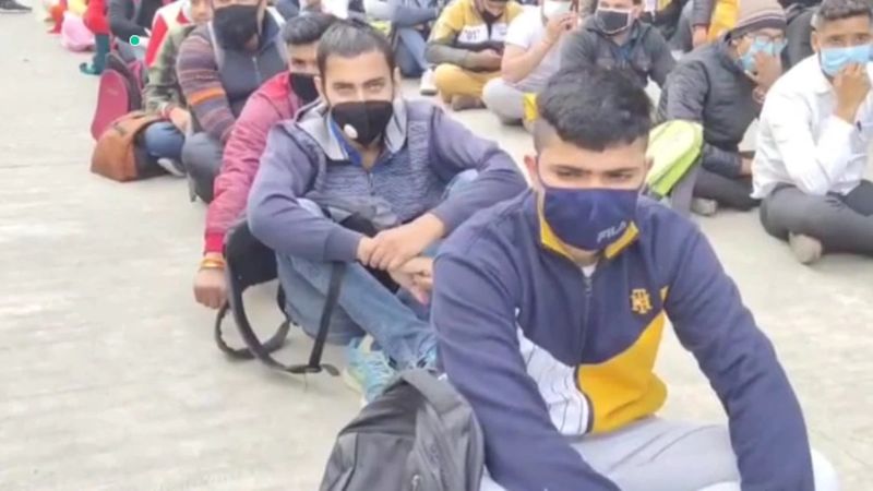 बताते हैं कि औसत एक पद के लिए 2076 युवा संघर्ष करने पहुंचे। वहीं, देश में हर साल 15 लाख बच्चे इंजीनियरिंग की डिग्री हासिल करते हैं, लेकिन दावा है 2.5 लाख को ही योग्यता मुताबिक नौकरी मिल पाती है। 