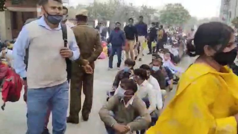 बता दें कि ऐसी ही तस्वीरें हर राज्य की देखने को मिलती हैं। जहां युवा अपनी योग्यता से बेहद कम स्तर की नौकरी करने के लिए भी तैयार हैं। वे कहते हैं कि सरकारी भर्तियां आ नहीं रही हैं, परीक्षाएं वक्त पर नहीं होतीं। रिजल्ट आता भी है तो लटक जाते हैं, ऐसे में बेरोजागारी बढ़ रही है तो हम क्या करें।
फोटो सोर्स आजतक