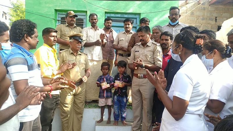 <p>ಪೊಲೀಸರು ಸಹಾಯದಿಂದ ಪೋಷಕರ ಮಡಿಲು ಸೇರಿದ ಮಕ್ಕಳು, ನಿಟ್ಟುಸಿರು ಬಿಟ್ಟ ಪಾಲಕರು</p>