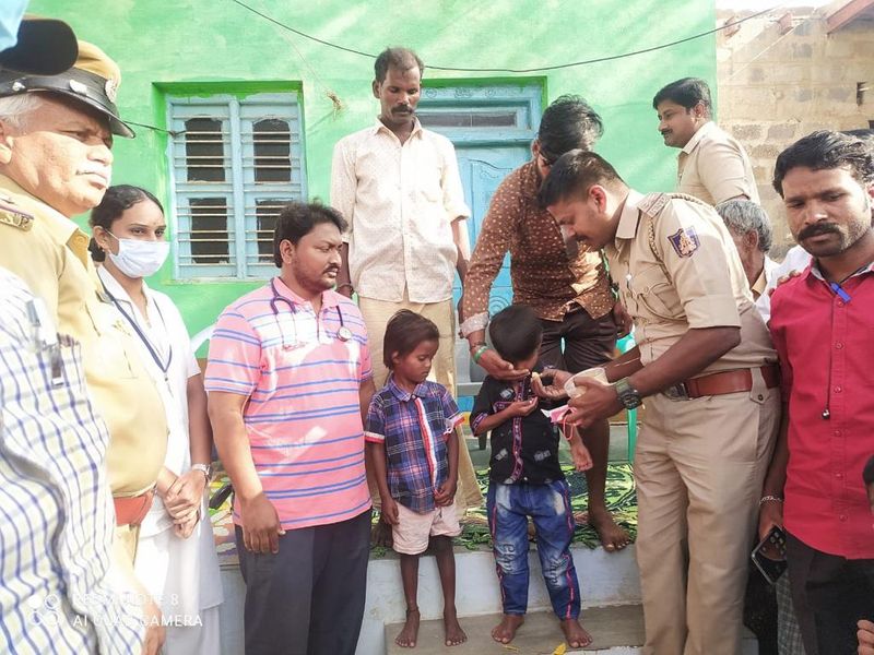 <p>ಮಕ್ಕಳನ್ನು ಜಾಗರೂಕತೆಯಿಂದ ನೋಡಿಕೊಳ್ಳುವಂತೆ ಪೋಷಕರಿಗೆ ಪೊಲೀಸರ ವಾರ್ನಿಂಗ್</p>