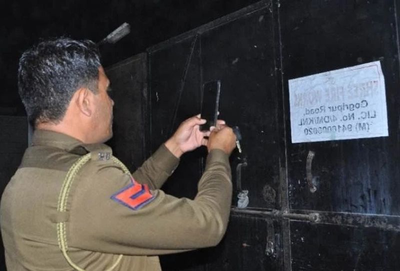 मीडिया रिपोर्ट्स के मुताबिक जिस फैक्ट्री में धमाका हुआ उसके समीप एक गत्ते की फैक्ट्री भी है। वहीं कुछ दूरी पर डेरे भी हैं। इतना ही नहीं, फैक्ट्री मालिक का ही करीब 300 मीटर की दूरी पर सड़क पर गोदाम भी है। जहां से वह पटाखे बेचता है।