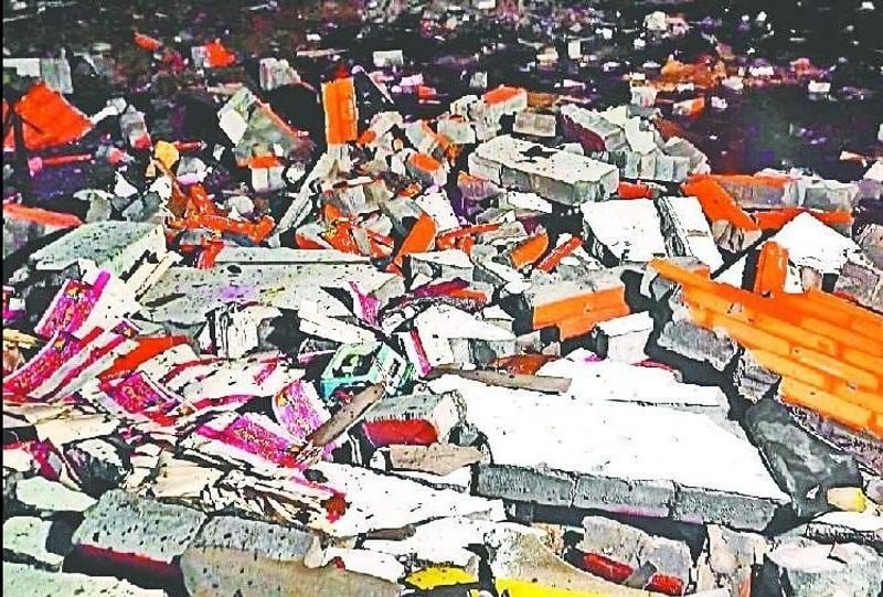 लोगों ने बताया कि वह घर पर काम कर रहे थे। धमाके की आवाज ऐसे थी जैसे बम फट गया हो। जब घर से बाहर निकले तो पास की पटाखा फैक्ट्री में अफरा तफरी मची थी। कुछ समय बाद दमकल विभाग की गाड़ियों की आवाज सुनाई देने लगी।
फोटो सोर्स अमर उजाला