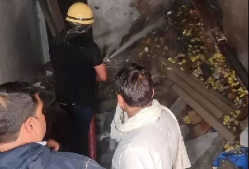 बताया जा रहा है कि जहां पर पटाखों के लिए बारूद रखा था। वहीं पर मशीन की चिंगारी से आग लग गई और जोरदार धमाका हुआ। जिसमें एक मजदूर की मौके पर ही मौत हो गई। जबकि दो मजदूरों की उपचार के दौरान बुधवार को मौत हो गई। 