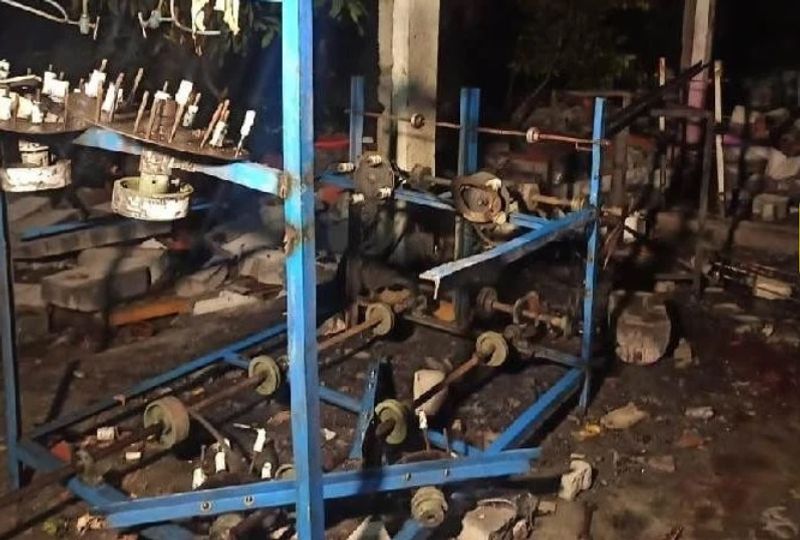 बताते हैं कि श्री फायर वर्कस के नाम से मूनक रोड पर घोघड़ीपुर गांव से पहले खेतों में करीब एक एकड़ में पटाखे की फैक्ट्री बनी है। वहां पर मंगलवार की देर शाम कुछ मजदूर पटाखे बना रहे थे।