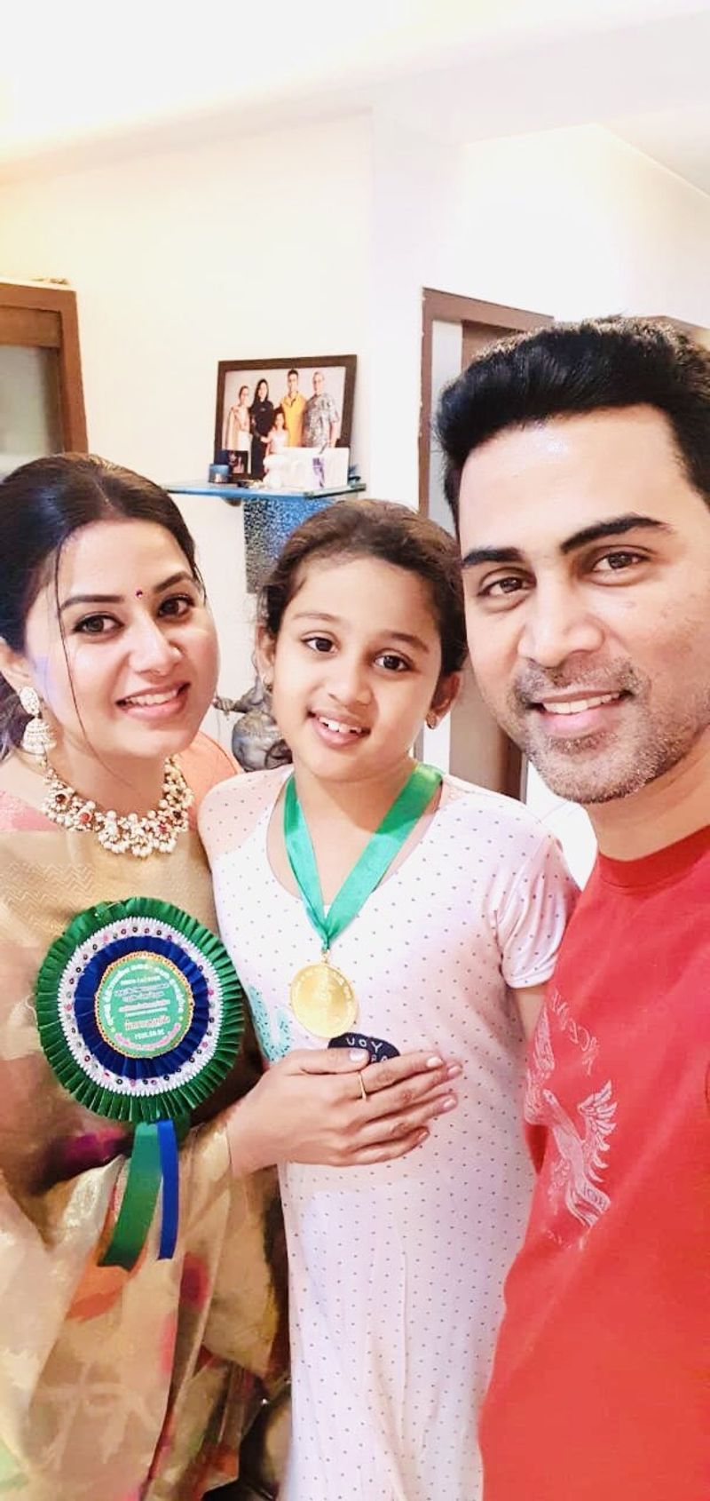 <p>இந்த விருதை பெற்ற சங்கீதா தற்போது தனது கணவர் மற்றும் மகளுடன் எடுத்து கொண்ட புகைப்படத்தை ட்விட்டர் பக்கத்தில் வெளியிட, உங்களுக்கு இவ்வளவு பெரிய மகளா என ரசிகர்கள் ஆச்சர்யத்துடன்கேள்வி எழுப்பி வருகிறார்கள்.</p>