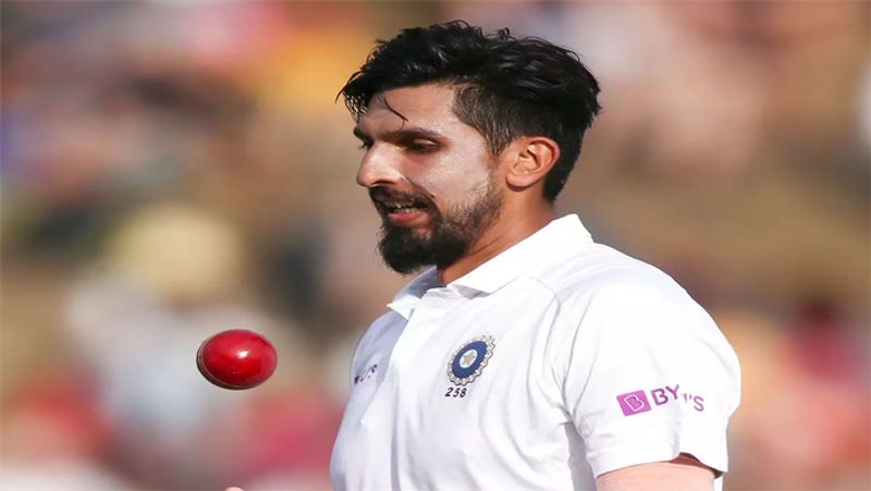 100 టెస్టులు ఆడిన అనుభవం ఉన్న ఇషాంత్ శర్మ, గత ఆస్ట్రేలియా పర్యటనలో టెస్టుల్లో ఆరంగ్రేటం చేసిన మహ్మద్ సిరాజ్ మధ్య తీవ్రమైన పోటీ నెలకొంది. వాస్తవానికి కొన్నిరోజుల ముందు దాకా అయితే సిరాజ్ను పక్కనబెట్టి ఇషాంత్ శర్మను ఆడిస్తారని చెప్పేవారు ఎవ్వరైనా...