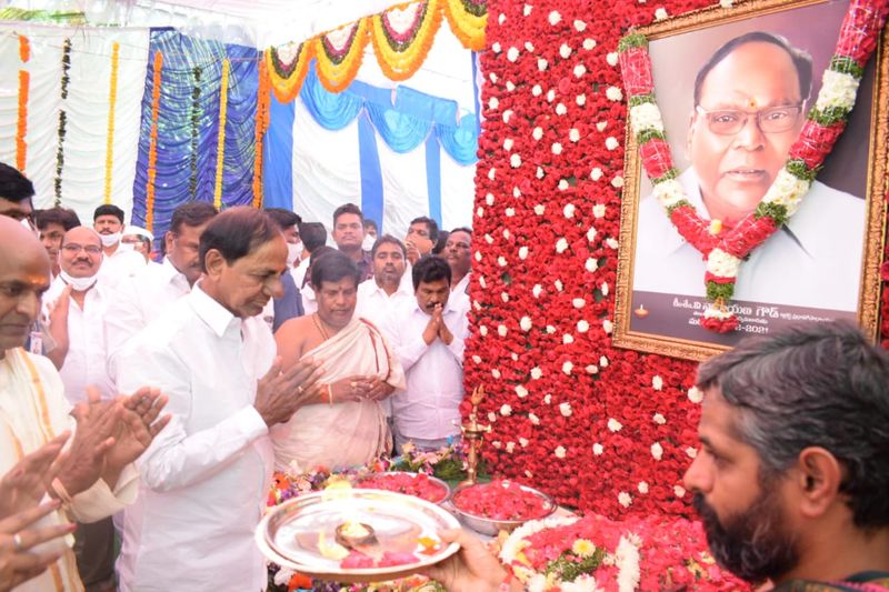 మంత్రి శ్రీనివాస్ గౌడ్ దశదినకర్మ... కుటుంబాన్ని పరామర్శించిన సీఎం కేసీఆర్