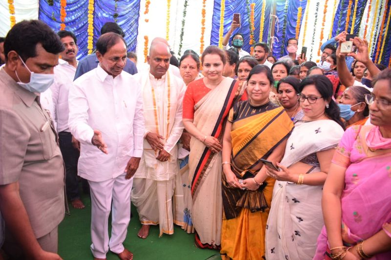 మంత్రి శ్రీనివాస్ గౌడ్ దశదినకర్మ... కుటుంబాన్ని పరామర్శించిన సీఎం కేసీఆర్