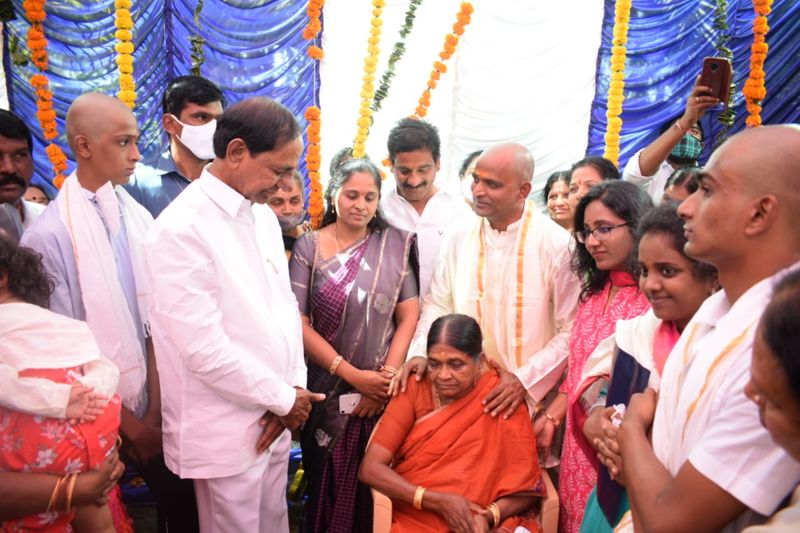 మంత్రి శ్రీనివాస్ గౌడ్ దశదినకర్మ... కుటుంబాన్ని పరామర్శించిన సీఎం కేసీఆర్