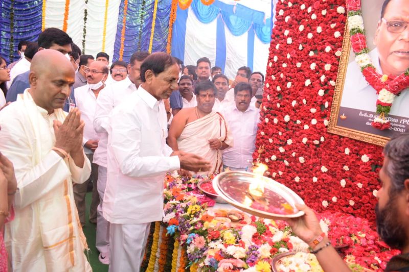 మంత్రి శ్రీనివాస్ గౌడ్ దశదినకర్మ... కుటుంబాన్ని పరామర్శించిన సీఎం కేసీఆర్