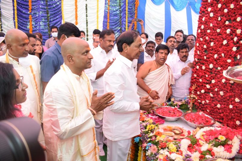 మంత్రి శ్రీనివాస్ గౌడ్ దశదినకర్మ... కుటుంబాన్ని పరామర్శించిన సీఎం కేసీఆర్