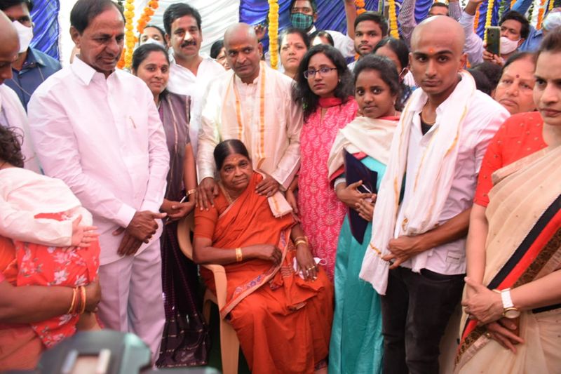 మంత్రి శ్రీనివాస్ గౌడ్ దశదినకర్మ... కుటుంబాన్ని పరామర్శించిన సీఎం కేసీఆర్
