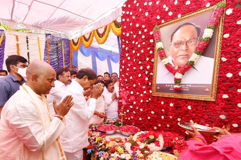 మంత్రి శ్రీనివాస్ గౌడ్ దశదినకర్మ... కుటుంబాన్ని పరామర్శించిన సీఎం కేసీఆర్