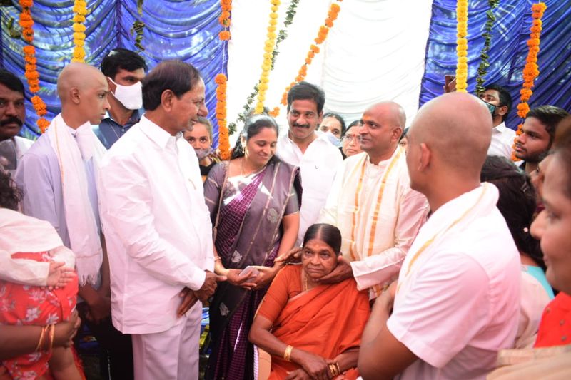 మంత్రి శ్రీనివాస్ గౌడ్ దశదినకర్మ... కుటుంబాన్ని పరామర్శించిన సీఎం కేసీఆర్