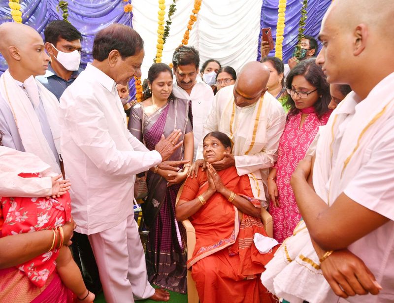 మంత్రి శ్రీనివాస్ గౌడ్ దశదినకర్మ... కుటుంబాన్ని పరామర్శించిన సీఎం కేసీఆర్