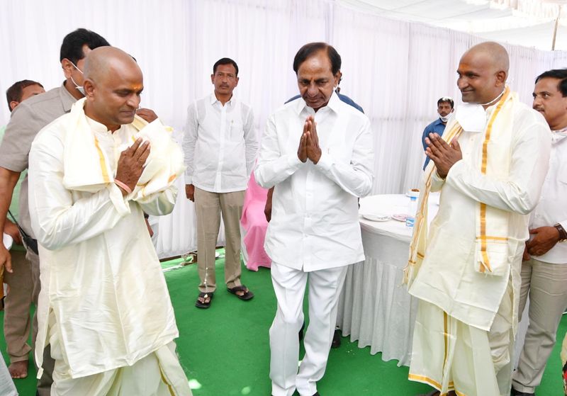 మంత్రి శ్రీనివాస్ గౌడ్ దశదినకర్మ... కుటుంబాన్ని పరామర్శించిన సీఎం కేసీఆర్