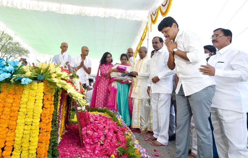 మంత్రి శ్రీనివాస్ గౌడ్ దశదినకర్మ... కుటుంబాన్ని పరామర్శించిన సీఎం కేసీఆర్