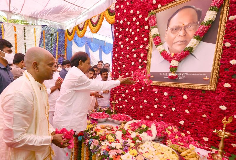 మంత్రి శ్రీనివాస్ గౌడ్ దశదినకర్మ... కుటుంబాన్ని పరామర్శించిన సీఎం కేసీఆర్