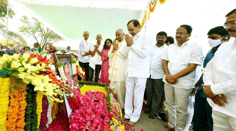 మంత్రి శ్రీనివాస్ గౌడ్ దశదినకర్మ... కుటుంబాన్ని పరామర్శించిన సీఎం కేసీఆర్