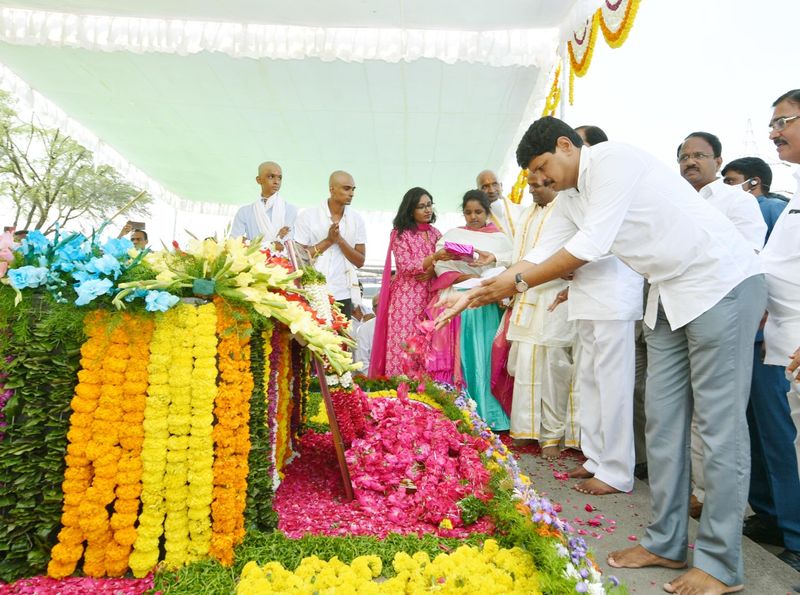 మంత్రి శ్రీనివాస్ గౌడ్ దశదినకర్మ... కుటుంబాన్ని పరామర్శించిన సీఎం కేసీఆర్