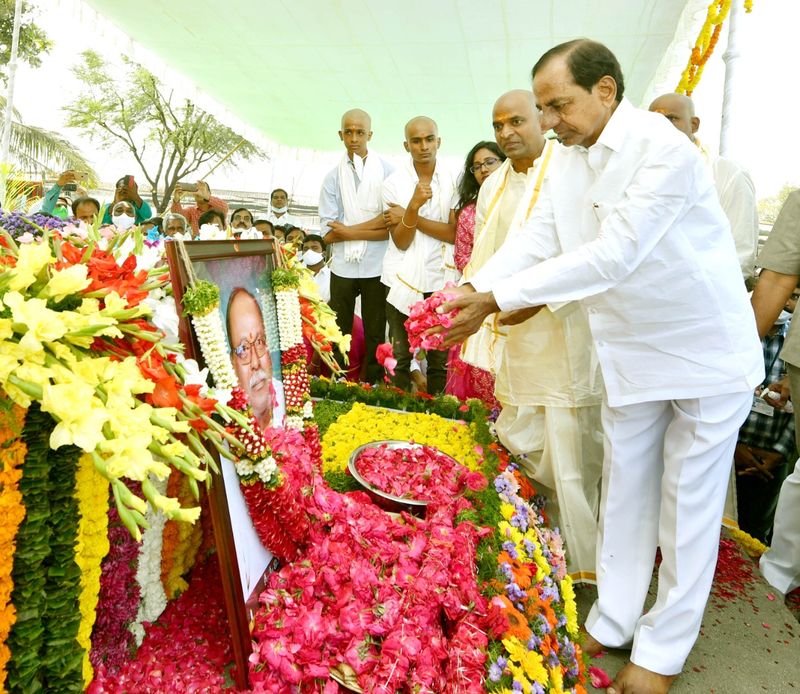 మంత్రి శ్రీనివాస్ గౌడ్ దశదినకర్మ... కుటుంబాన్ని పరామర్శించిన సీఎం కేసీఆర్