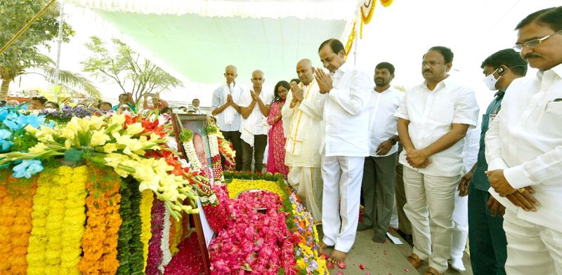 మంత్రి శ్రీనివాస్ గౌడ్ దశదినకర్మ... కుటుంబాన్ని పరామర్శించిన సీఎం కేసీఆర్
