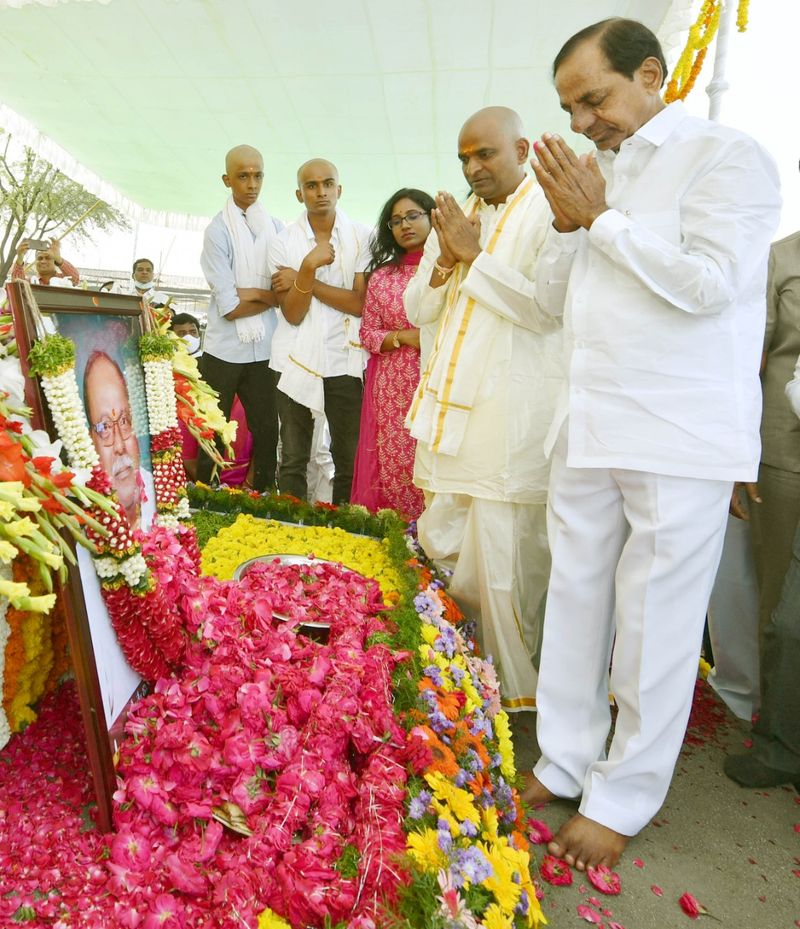 మంత్రి శ్రీనివాస్ గౌడ్ దశదినకర్మ... కుటుంబాన్ని పరామర్శించిన సీఎం కేసీఆర్