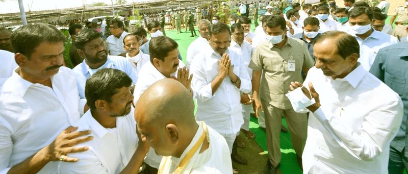 మంత్రి శ్రీనివాస్ గౌడ్ దశదినకర్మ... కుటుంబాన్ని పరామర్శించిన సీఎం కేసీఆర్