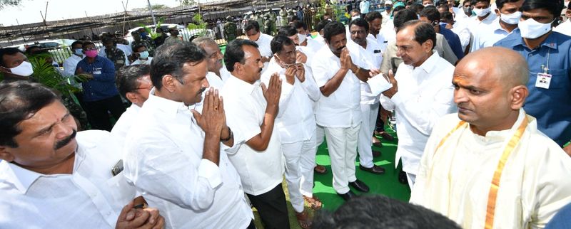 మంత్రి శ్రీనివాస్ గౌడ్ దశదినకర్మ... కుటుంబాన్ని పరామర్శించిన సీఎం కేసీఆర్