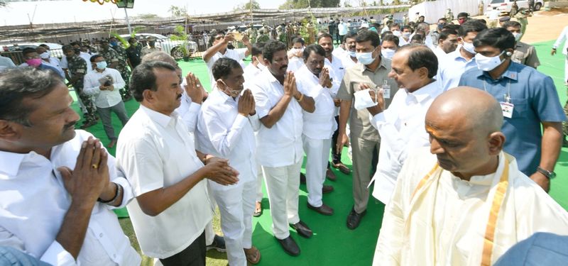 మంత్రి శ్రీనివాస్ గౌడ్ దశదినకర్మ... కుటుంబాన్ని పరామర్శించిన సీఎం కేసీఆర్