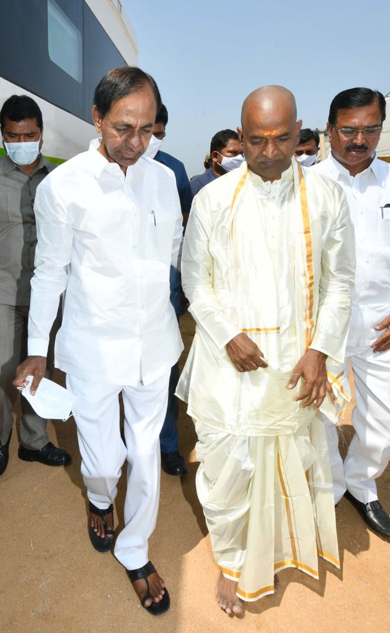 మంత్రి శ్రీనివాస్ గౌడ్ దశదినకర్మ... కుటుంబాన్ని పరామర్శించిన సీఎం కేసీఆర్