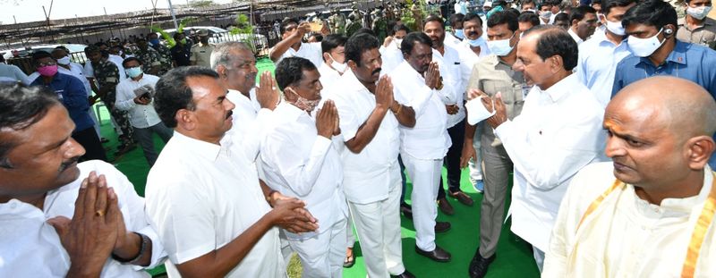 మంత్రి శ్రీనివాస్ గౌడ్ దశదినకర్మ... కుటుంబాన్ని పరామర్శించిన సీఎం కేసీఆర్