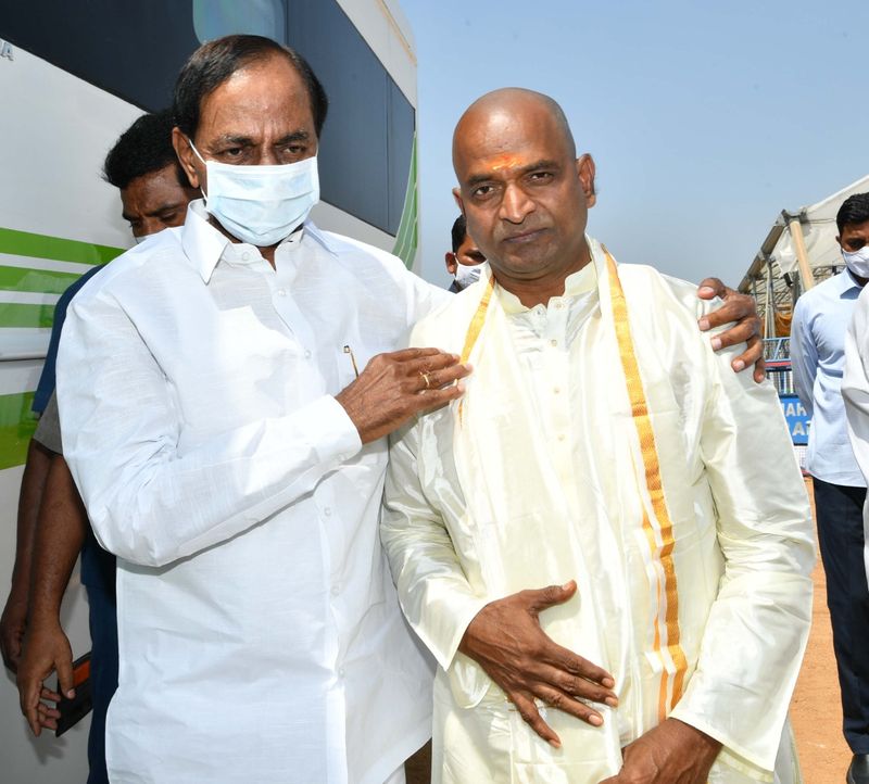 మంత్రి శ్రీనివాస్ గౌడ్ దశదినకర్మ... కుటుంబాన్ని పరామర్శించిన సీఎం కేసీఆర్