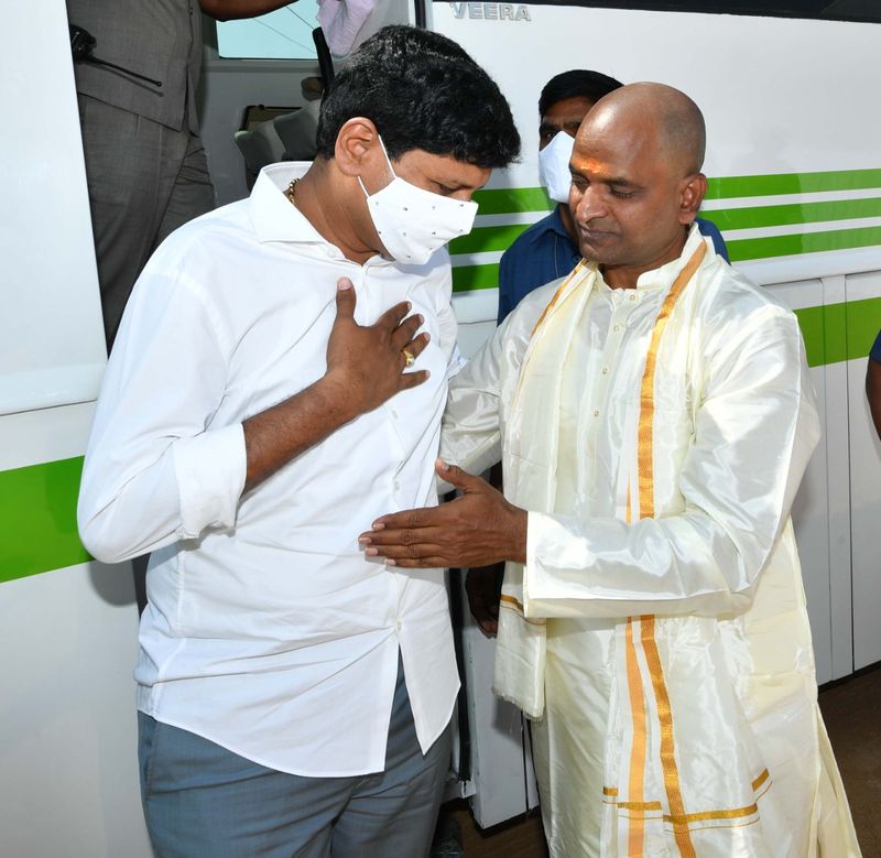 మంత్రి శ్రీనివాస్ గౌడ్ దశదినకర్మ... కుటుంబాన్ని పరామర్శించిన సీఎం కేసీఆర్
