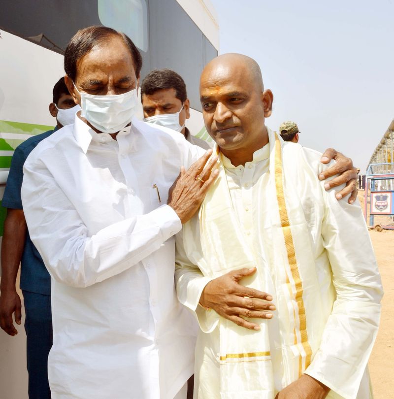 మంత్రి శ్రీనివాస్ గౌడ్ దశదినకర్మ... కుటుంబాన్ని పరామర్శించిన సీఎం కేసీఆర్