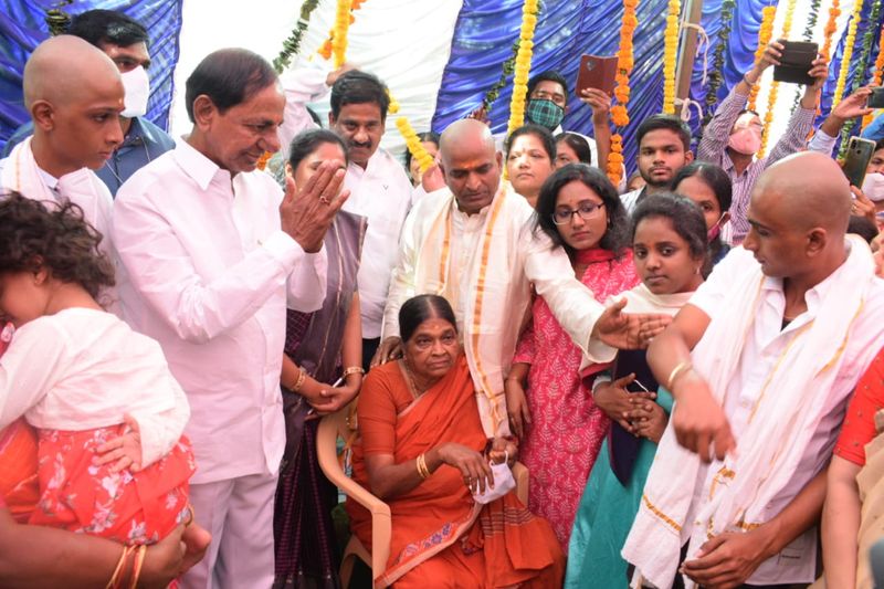 మంత్రి శ్రీనివాస్ గౌడ్ దశదినకర్మ... కుటుంబాన్ని పరామర్శించిన సీఎం కేసీఆర్