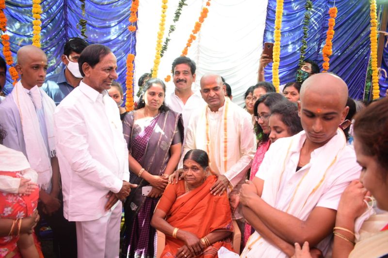 మంత్రి శ్రీనివాస్ గౌడ్ దశదినకర్మ... కుటుంబాన్ని పరామర్శించిన సీఎం కేసీఆర్