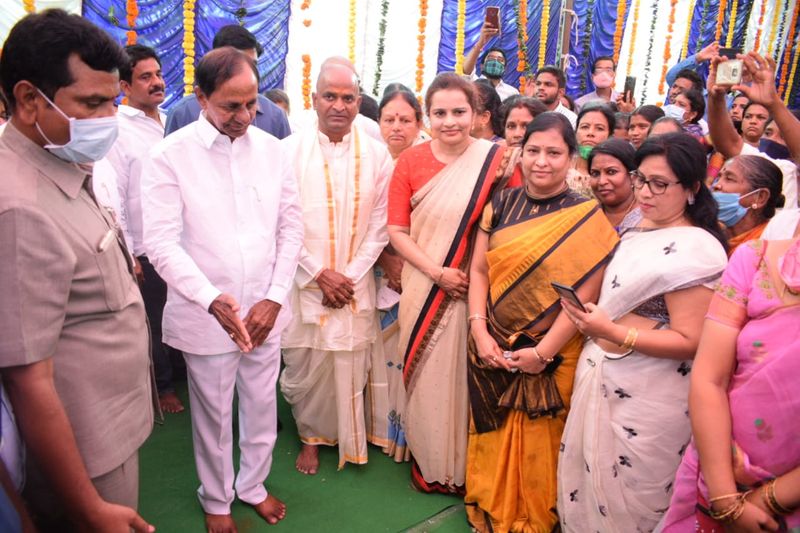 మంత్రి శ్రీనివాస్ గౌడ్ దశదినకర్మ... కుటుంబాన్ని పరామర్శించిన సీఎం కేసీఆర్