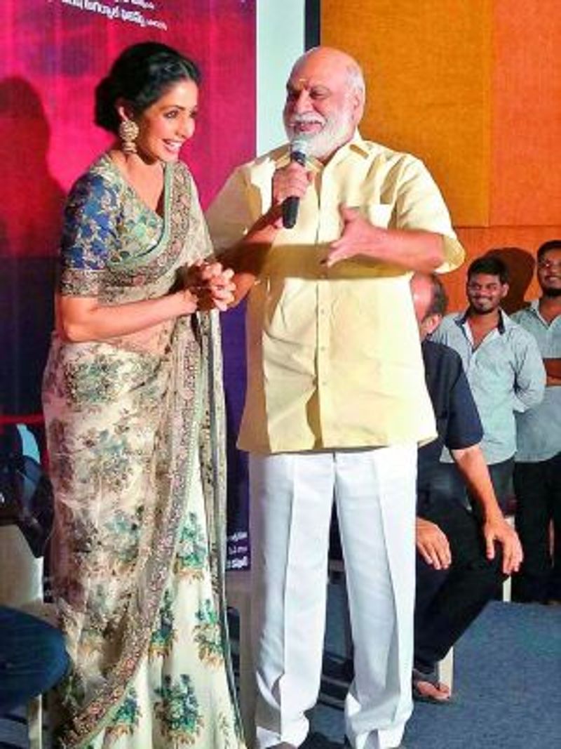 ఓ అవార్డు వేడుకలో దర్శకుడు రాఘవేంద్ర రావుతో శ్రీదేవి సరదా సంభాషణలు