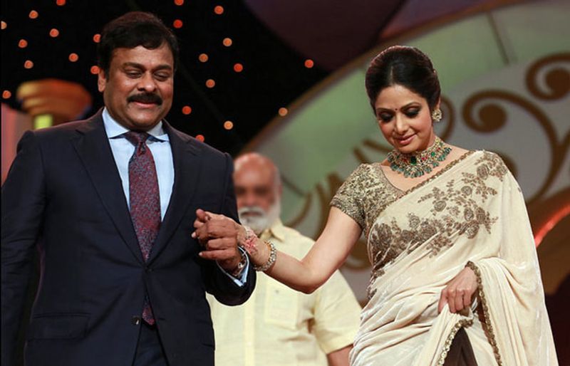 ఓ అవార్డు వేడుకలో చిరంజీవితో చేయి కలిపి నడుస్తున్న శ్రీదేవి