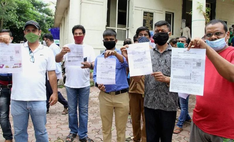पिछले कुछ महीनों से महाराष्ट्र में लगातार बिजली के बिल बढ़े हुए आ रहे हैं। बिल को मुद्दा बनाकर मनसे (महाराष्ट्र नवनिर्माण सेना) कुछ महीनों से आंदोलन भी कर रही है। इतना ही ही नहीं कुछ दिन पहले शिवसैनिकों ने बिजली विभाग के ऑफिस में जाकर तोड़फोड़ भी की थी।
